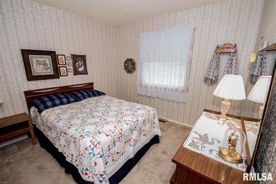 7302 Pacific St, Davenport, IA 52806 - photo 5