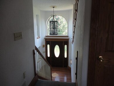 Entry/Foyer. A DRAMATIC ENTRY FOYER GIVES A PREVIE