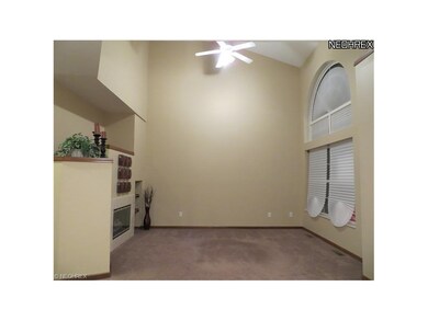 Great Rm with Soaring Ceiling, Circle Top Window, 