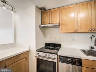 Hunting Creek Club unit 1601, Alexandria, VA 22303 - photo 5