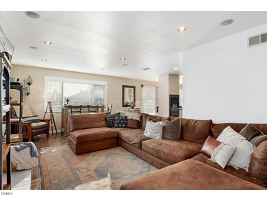 4124 Ashwood Ct-003-005-Living Room-MLS_
