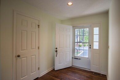8 Eagle Road Foyer DKP-112