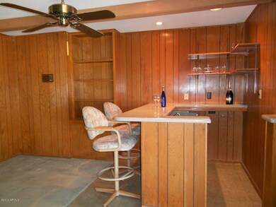 Wetbar w/spotlights