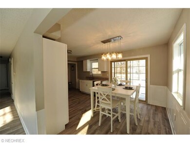 1/2 Open Concept To The Living Room, Eat In Kitche
