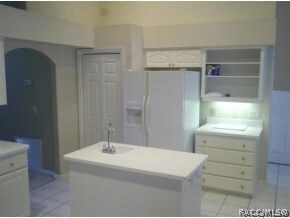 Kitchen w/center island w/sink