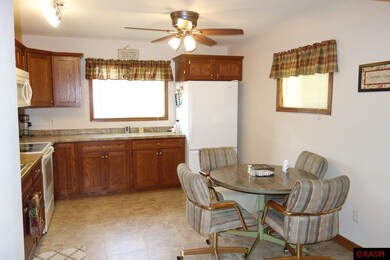 Plenty of counter space and cabinets. Includes laz