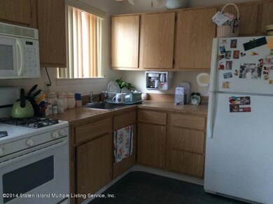 25 Arrowood Ct unit 116, Staten Island, NY 10309 - photo 2