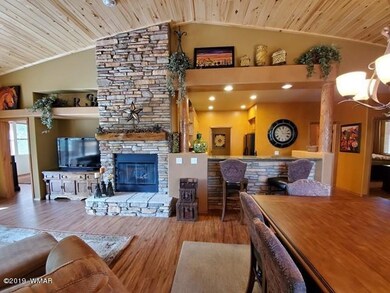 007_Living Room & Breakfast Bar