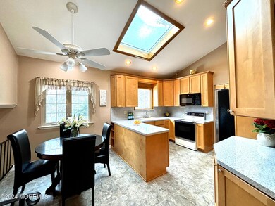 Eat-in Kitchen w Vaulted Ceiling & Skyli