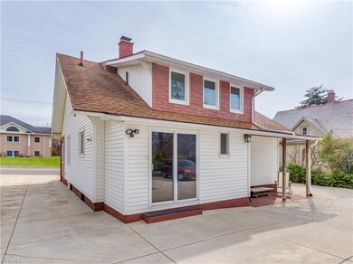 Large driveway with plenty of parking