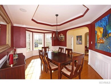 Cool formal dining room, chair rail, 3-member crow