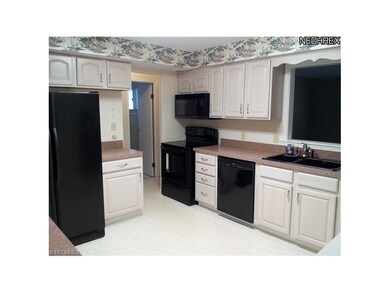 Wow! All Appliances Stay! Very well kept open kitc