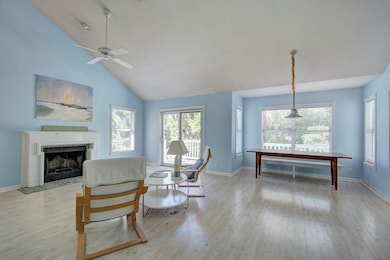 Spacious greatroom w/fireplace