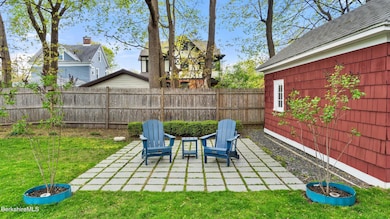 EXTERIOR - PATIO