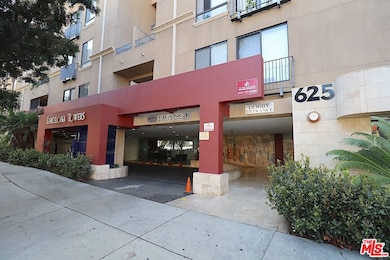 Barcelona Towers unit 310, Los Angeles, CA 90005 - photo 2