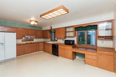 Kitchen - all appliances stay