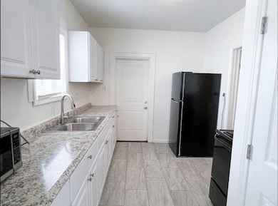 Front unit: large kitchen with new appliances