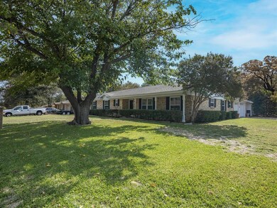 1121 W Redbud Dr, Hurst, TX 76053 - photo 3