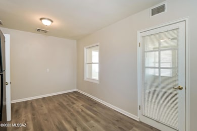 004-photo-dining-room-10506598