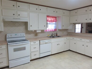 211 S 8th St, Beasley, TX 77417 - photo 6