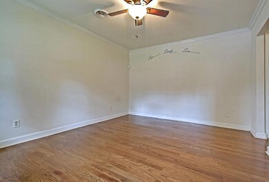 FAMILY ROOM HAS