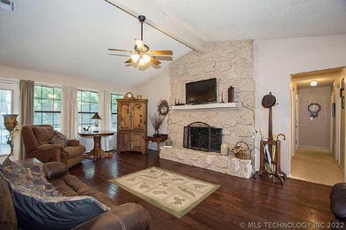 Nice fire place. Lots of natural light.  Open floo