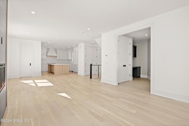 25 Orchard St Unit B - 1st Floor : Mudro