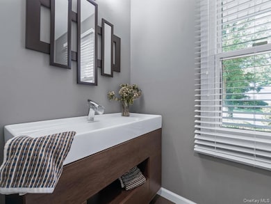 15 Fairway Cir S, Manhasset, NY 11030 - photo 7