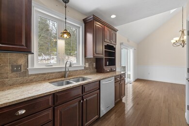 114 Carrington Ln, Uxbridge, MA 01569 - photo 2