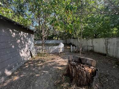 1517 E Tennie St, Gainesville, TX 76240 - photo 5