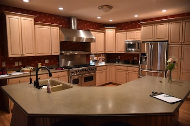 Custom Cabinetry & Viking Professional Dual Fuel R