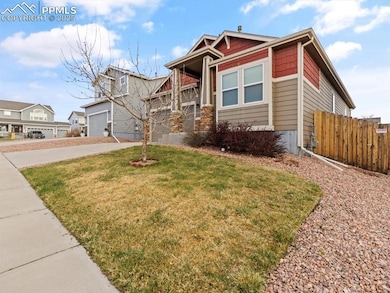 View of front of property featuring a front lawn, 