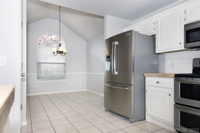 Kitchen & Dining Room before virtual staging. Newe