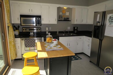 3325 SW 37th St, Topeka, KS 66614 - photo 6