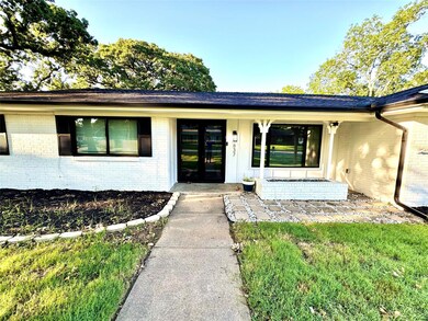 837 W Redbud Dr, Hurst, TX 76053 - photo 2