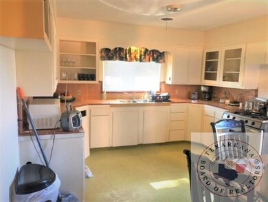 911 Tucker St, Texarkana, TX 75501 - photo 4