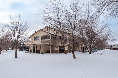 8356 Oakview Ct N Maple Grove-3-mls