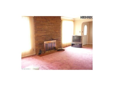 LARGE LIVING ROOM/ WITH FIREPLACE