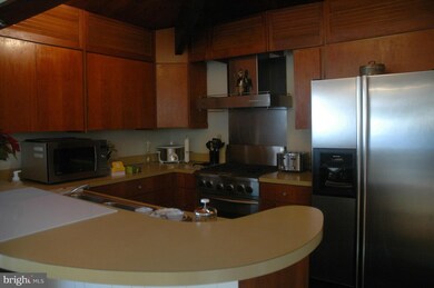 8805 Stonehaven Ct, Potomac, MD 20854 - photo 5