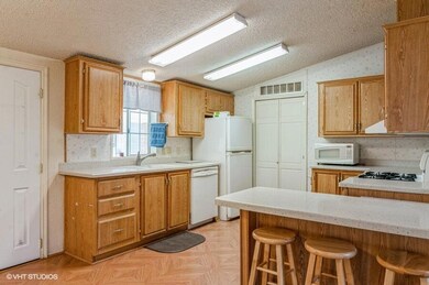 18_06_106n3950w_177002_Kitchen_LowRes