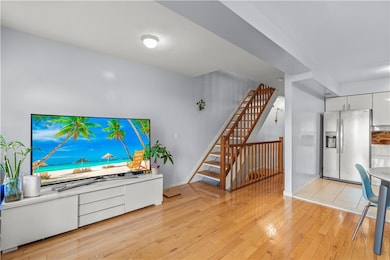 35 Country Dr N unit 10, Staten Island, NY 10314 - photo 4