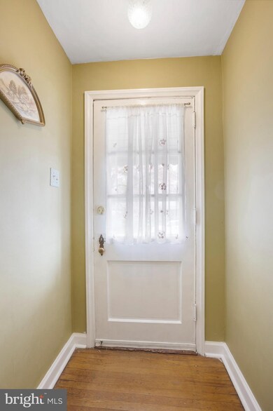 1233 E 13th St, Crum Lynne, PA 19022 - photo 4