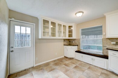 1013 Stadium Dr, Alvin, TX 77511 - photo 6