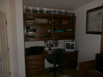 Den w/Built in desk/bookshelf