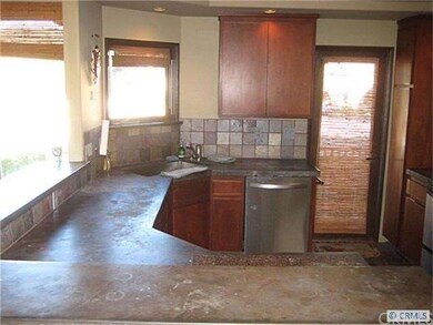 Kitchen area with Breakfast counter