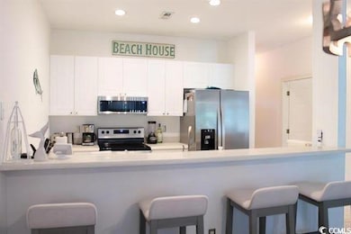 Kitchen with a breakfast bar, kitchen peninsula, w