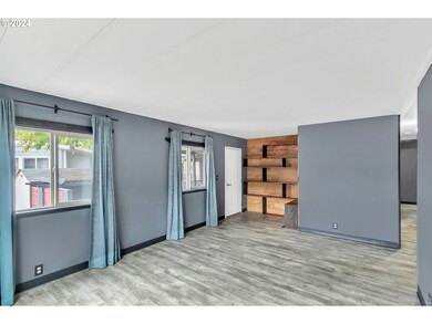 Living Room/Entrance
