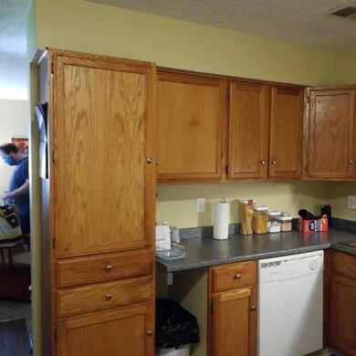 2757 Charles Kitche2l