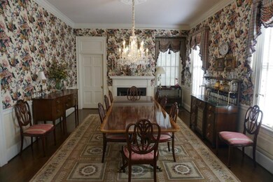 The dining room is to the right as you enter. Drap