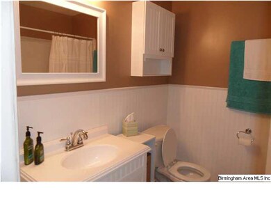 Full Bath in Hallway